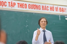 Nhà giáo Ưu tú Bùi Văn Phúc, Phó Hiệu trưởng Trường THPT Chuyên Hà Nội-Amsterdam trong một giờ lên lớp. (Ảnh: Thanh Tùng/TTXVN)