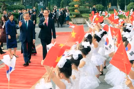 Thiếu nhi thủ đô Hà Nội vẫy cờ hai nước chào mừng Tổng thống Hàn Quốc Moon Jae-in và Phu nhân sang thăm Việt Nam. (Ảnh: Nhan Sáng/TTXVN)