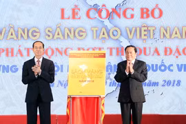 Chủ tịch nước Trần Đại Quang và Chủ tịch Ủy ban Trung ương Mặt trận Tổ quốc Việt Nam Trần Thanh Mẫn kéo băng khai trương công bố phát hành Sách vàng sáng tạo Việt Nam năm 2018. (Ảnh: Nhan Sáng/TTXVN)