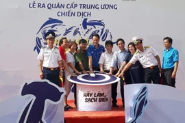 Các đại biểu thực hiện nghi thức ra quân chiến dịch “Hãy làm sạch biển” năm 2018. (Ảnh: Lê Sen/TTXVN)