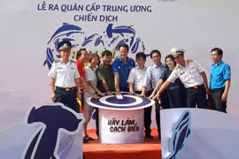 Các đại biểu thực hiện nghi thức ra quân chiến dịch “Hãy làm sạch biển” năm 2018. (Ảnh: Lê Sen/TTXVN)