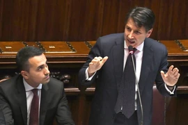 Thủ tướng Italy Giuseppe Conte (phải) phát biểu tại phiên bỏ phiếu tín nhiệm của Hạ viện đối với Chính phủ mới ở Rome ngày 6/6. (Nguồn: THX/TTXVN)