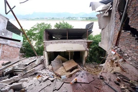 Hiện trường vụ sạt lở tại khu vực tổ 25-26, phường Đồng Tiến theo hướng ngả ra sông Đà, tỉnh Hòa Bình. (Ảnh: Quang Quyết/TTXVN)