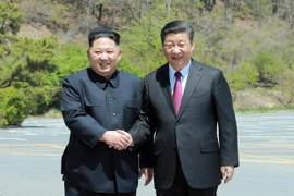 Nhà lãnh đạo Triều Tiên Kim Jong-un gặp Chủ tịch Trung Quốc Tập Cận Bình, tháng 5. (Nguồn: Yonhap)