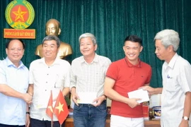 Khen thưởng lực lượng cảnh sát hình sự truy bắt nghi can sát hại 5 người trong ngày giáp Tết. (Ảnh: Thành Chung/TTXVN