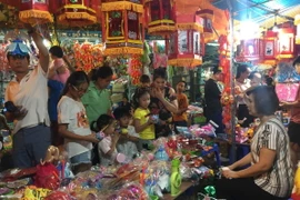 Người dân Thủ đô náo nức đi mua đồ chơi trên phố Hàng Mã. (Ảnh: Đỗ Phương Anh/TTXVN)