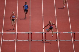 Vận động viên Quách Thị Lan (trái) thi đấu ở nội dung 400m chạy vượt rào nữ tại ASIAD 2018 diễn ra ở Jakarta, Indonesia ngày 26/8. (Nguồn: AFP/TTXVN)