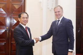 Thứ trưởng Thường trực Bộ Ngoại giao Bùi Thanh Sơn đón Quốc vụ khanh Bộ Ngoại giao Latvia Andrejs Pildegovis. (Ảnh: Lâm Khánh/TTXVN)