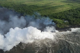 Dung nham phun trào từ núi lửa Kilauea gần Pahoa, Hawaii, Mỹ ngày 20/5. (Nguồn: EPA/TTXVN)