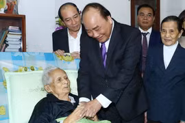 Thủ tướng Nguyễn Xuân Phúc thăm, chúc tết, tặng quà cho ông Huỳnh Văn Cần, nguyên Ủy viên Trung Trung ương Đảng, Bí thư Tỉnh ủy Đắk Lắk. (Ảnh: Thống Nhất/TTXVN)
