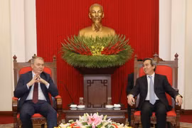 Ông Nguyễn Văn Bình, Ủy viên Bộ Chính trị, Bí thư Trung ương Đảng, Trưởng Ban Kinh tế Trung ương tiếp ông L.I. Kalashnicov, trưởng đoàn Đảng Cộng sản Liên bang Nga thăm, làm việc tại Việt Nam. (Ảnh: Phương Hoa/TTXVN)