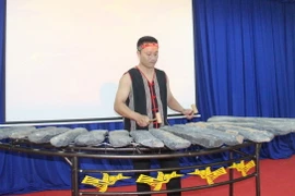 Biểu diễn tiết mục đàn đá tại lễ công bố. (Ảnh: K GỬIH/TTXVN)