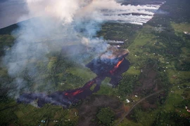 Khói bụi phun ra từ khe nứt trên Đảo Lớn khi núi lửa Kilauea hoạt động ngày 14/5. (Nguồn: EPA/TTXVN)