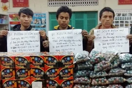 Các đối tượng cùng tang vật tại cơ quan chức năng. (Ảnh: Võ Dung/TTXVN)