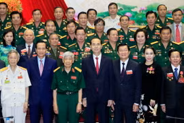 Chủ tịch nước Trần Đại Quang, nguyên Tổng Bí thư Lê Khả Phiêu, nguyên Chủ tịch nước Trương Tấn Sáng chụp ảnh lưu niệm với các đại biểu dự Đại hội. (Ảnh: Nhan Sáng/TTXVN)