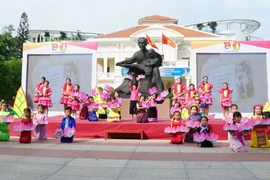 Tiết mục biểu diễn văn nghệ của các em đội viên tại ngày hội. (Ảnh: Thu Hoài/TTXVN)