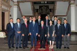 Lãnh đạo Thành phố Hồ Chí Minh chụp ảnh lưu niệm cùng đoàn đại biểu thành phố Los Angeles. (Ảnh: Xuân Khu/TTXVN)