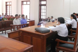 Bị cáo Phan Thế Thượng và Trần Văn Giang tại phiên tòa sơ thẩm. (Ảnh: Sỹ Tuyên/TTXVN)