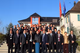 Chủ tịch Quốc hội Nguyễn Thị Kim Ngân chụp ảnh lưu niệm cùng các đại biểu. (Ảnh: Trọng Đức/TTXVN)