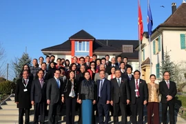 Chủ tịch Quốc hội Nguyễn Thị Kim Ngân chụp ảnh lưu niệm cùng các đại biểu. (Ảnh: Trọng Đức/TTXVN)