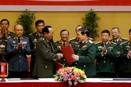 Lãnh đạo hai Bộ trao đổi Kế hoạch hợp tác giữa hai Bộ Quốc phòng Việt Nam và Campuchia trong năm 2018. (Ảnh: Phạm Kiên/Vietnam+)