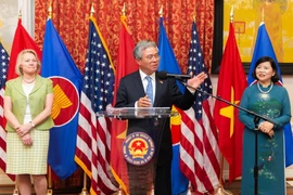 Đại sứ Phạm Quang Vinh phát biểu tại lễ tiếp tân. (Ảnh: Đoàn Hùng/Vietnam+)