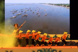 Chương trình nghệ thuật chào mừng lễ khai mạc Lễ hội Sóng nước Tam Giang 2018, tối 24/4. (Ảnh: Hồ Cầu/TTXVN)