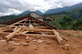 Lốc xoáy làm sập, tốc mái nhiều nhà dân ở miền núi Trọng Hóa