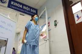 Một bệnh nhân được cho xuất viện sau khi phát sinh ổ dịch cúm A/H1N1 nhằm tránh lây nhiễm. (Ảnh: Đinh Hằng/TTXVN)