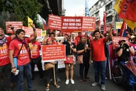 Người dân tham gia tuần hành yêu cầu Chính phủ sửa đổi chính sách lao động tại Manila, Philippines ngày 1/5. (Nguồn: AFP/TTXVN)