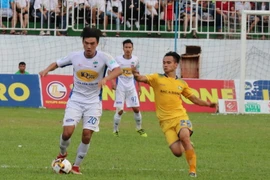 Một pha tranh bóng của cầu thủ hai đội. (Ảnh: Dư Toán/TTXVN)