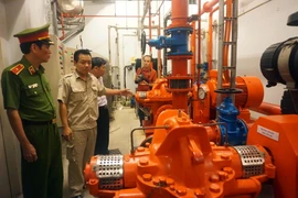 Đoàn công tác kiểm tra công tác phòng cháy chữa cháy tại Khu căn hộ AZURA Đà Nẵng. (Ảnh: Nguyễn Sơn/TTXVN)