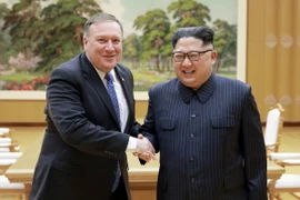 Ảnh tư liệu: Ngoại trưởng Mỹ Mike Pompeo (trái) và nhà lãnh đạo Triều Tiên Kim Jong-un trong cuộc gặp tại Bình Nhưỡng ngày 9/5. (Nguồn: THX/TTXVN)