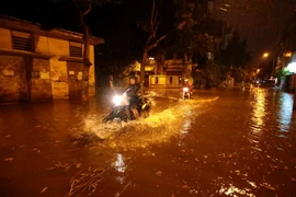 Nước ngập sâu tại đường Bạch Thái Bưởi, Khu đô thị Văn Quán, Quận Hà Đông, tối 12/5. (Ảnh: Phạm Kiên/TTXVN)