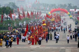 Đoàn rước kiệu và cung tiến lễ vật của các xã vùng ven về Đền Hùng. (Ảnh: Thanh Tùng/TTXVN)