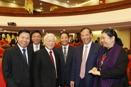 Hình ảnh lãnh đạo Đảng với các đại biểu dự Hội nghị Trung ương 7