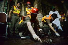 Nhân viên cứu hộ Pakistan làm nhiệm vụ tại hiện trường vụ đánh bom đẫm máu ở Peshawar ngày 10/7. (Nguồn: THX/TTXVN)