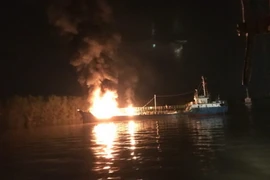 Tàu Hải Hà 18 đã được kéo ra khu vực an toàn để xử lý đám cháy. (Ảnh: Hoàng Ngọc/TTXVN)