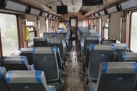 Hành khách trên toa số 3 đã được sơ tán để đảm bảo an toàn. (Ảnh: Xuân Triệu/TTXVN)