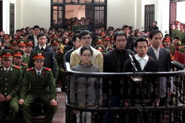 Nguyễn Văn Oai và các đồng phạm trong phiên xử sơ thẩm, ngày 9/1/2013. (Ảnh: Nguyễn Văn Nhật/TTXVN)