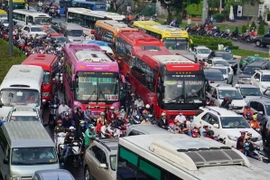Kẹt xe tại Quốc lộ 13 (quận Thủ Đức). (Ảnh: Mạnh Linh/TTXVN)