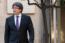 Ông Carles Puigdemont khi còn giữ chức Thủ hiến Catalonia tới dự một cuộc họp ở Barcelona ngày 17/10/2017. (Nguồn: AFP/TTXVN)