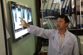 Bác sỹ bệnh viện Chợ Rẫy đang phân tích phim chụp của bệnh nhân. (Ảnh: Đinh Hằng/TTXVN)