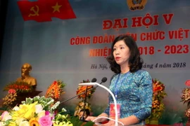 Phó Chủ tịch Công đoàn Viên chức Việt Nam Phan Phương Hạnh báo cáo tổng hợp ý kiến tham gia Dự thảo Báo cáo của ban Chấp hành Công đoàn Viên chức Việt Nam khóa IV, chiều 3/4. (Nguồn: TTXVN)