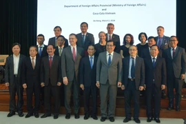 Các đại biểu tham dự chụp ảnh chung. (Ảnh: Đinh Văn Nhiều/TTXVN)