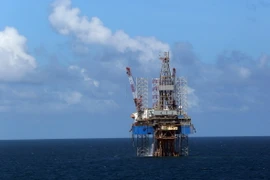 Các giàn khoan của PV Drilling (thuộc PVN) trên vùng biển Việt Nam. (Ảnh: Huy Hùng/TTXVN)