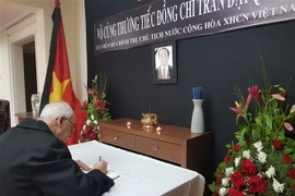 Ghi sổ tang viếng Chủ tịch nước Trần Đại Quang ở Chile. Ảnh minh họa. (Nguồn: TTXVN)