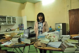 Đối tượng Phạm Ngọc Châu tham gia truyền đạo trái phép Hội thánh Đức Chúa Trời Mẹ ở Yên Bái cùng tang vật. (Ảnh: Tuấn Anh/TTXVN)