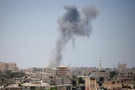 Khói bốc lên sau các cuộc không kích do Israel tiến hành tại thành phố Rafah, Dải Gaza ngày 14/7. (Nguồn: THX/TTXVN)