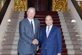 Thủ tướng Nguyễn Xuân Phúc tiếp Cựu Phó Tổng thống Hoa Kỳ Al Gore đang thăm và làm việc tại Việt Nam. (Ảnh: Thống Nhất/TTXVN)